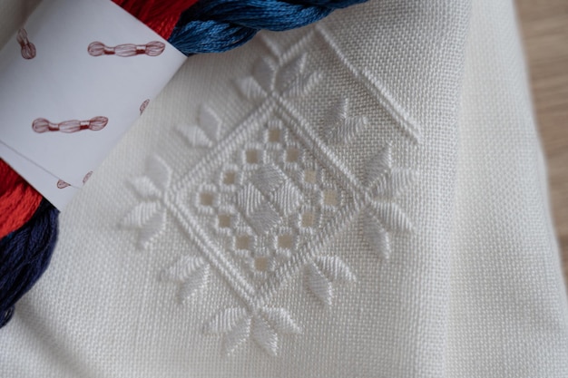 haft ręczny na tkaninie